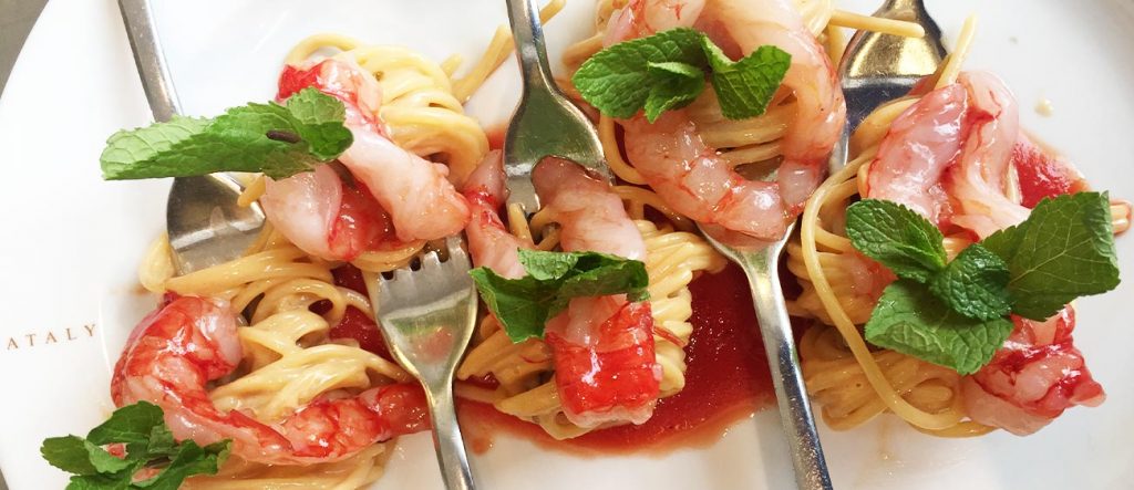 Spaghetti con gamberi | Oresteria Ristorante di pesce a Ponza